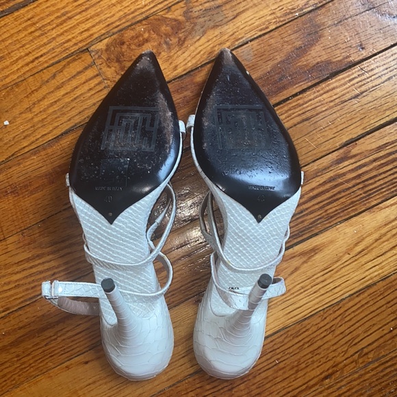 FENTY Spiraling Sandals: Pointed-toe white snake heels - Picture 3 of 4